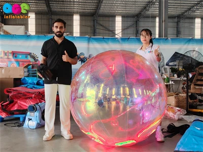 Клієнт відвідує заводські надувні фабрики